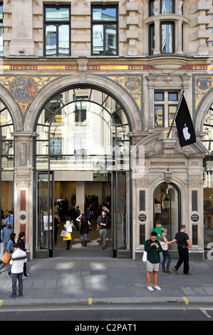 Les gens à l'extérieur de l'Apple Store de Regent Street London Banque D'Images