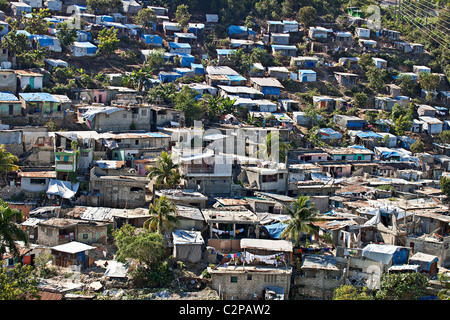 Des tentes de fortune et des maisons effondrées un an après le séisme de 2010 à Haïti, Port-au-Prince Banque D'Images