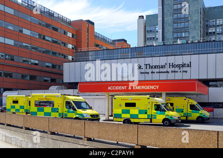 Service des urgences et des accidents occupé par des ambulances livrant des patients garés dans la baie de dépôt à l'extérieur du NHS St Thomas Hospital Londres Angleterre Royaume-Uni Banque D'Images