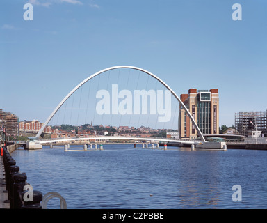 Baltic Centre for Contemporary Art, Gateshead, Newcastle upon Tyne Avec Millennium Bridge. Banque D'Images