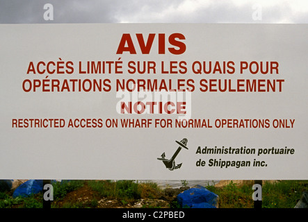 Avis Avis d'avertissement affiche bilingue au port de pêche dans la région de Shippagan Nouveau-brunswick Province Canada Amérique du Nord Banque D'Images