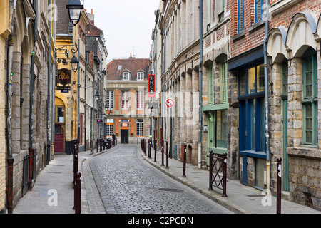 Rue typique dans le vieux quartier historique (Vieux Lille), Rue des Trois Mollettes, Lille, Flandre, France Banque D'Images