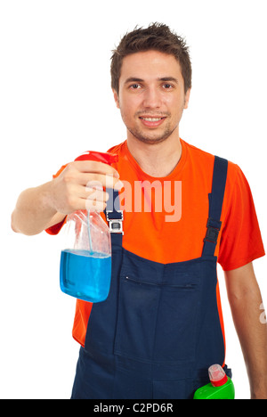 Cheerful man holding travailleur nettoyage spray pour laver les vitres isolé sur fond blanc Banque D'Images