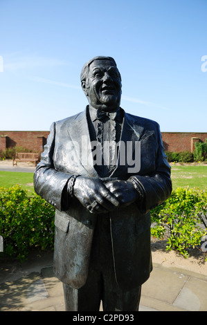 Les Dawson le comédien Anglais Statue à Lytham St Anne Lancashire en Angleterre. Banque D'Images