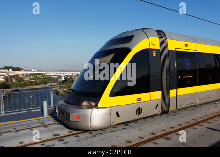 Un train de métro s'étend de Vila Nova de Gaia à Porto au Portugal. Banque D'Images