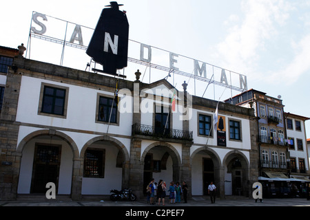 Le vin de porto Sandeman lodge dans la région de Vila Nova da Gaia en face à Porto, Portugal. Banque D'Images