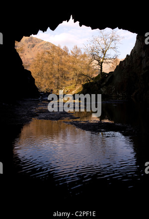 Silhouette de Rydal entrée avec la réflexion de Lakeland fells ensoleillée en face, Rydal, Lake District, Cumbria, Royaume-Uni Banque D'Images