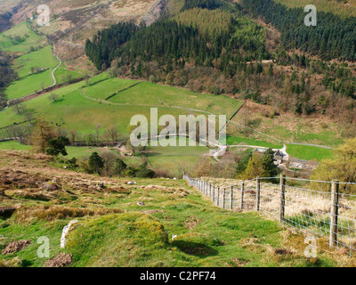 Eglwyseg à partir de la vallée de l'Offa's Dyke Path par Eglwyseg Eglwyseg Creigiau (montagne) Denbighshire, Wales Banque D'Images