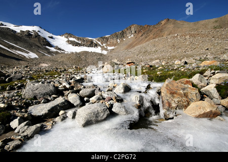 Des roches et des pierres dans la vallée de montagne. Rivière gelée recouverte de glace. Montagnes du Caucase. L'elbrous. La Kabardino-balkarie. Matin Banque D'Images