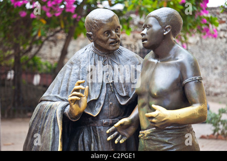 Statue de San Pedro Claver et une femme autochtone, la cathédrale de San Pedro Claver, Carthagène, Colombie Banque D'Images