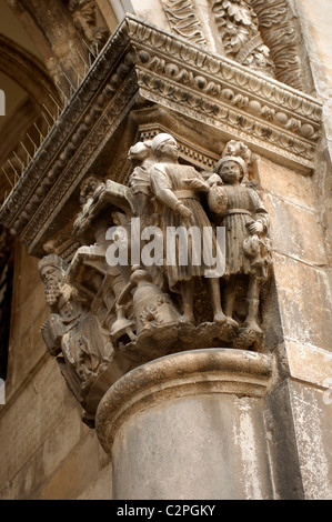 La sculpture sur pierre ouvragée, sur un pilier de la côte dalmate, Dubrovnik, Croatie Banque D'Images