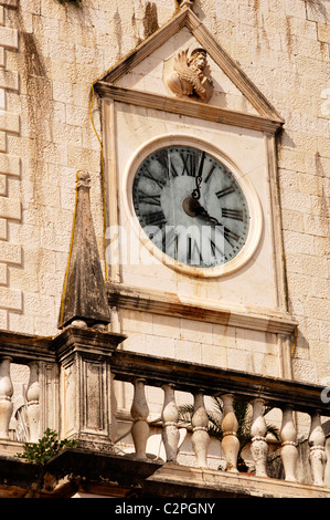 Réveil compliqué et la sculpture sur l'Hôtel Palace, précédemment une loggia vénitienne et tour de l'horloge à Hvar, Croatie, la côte dalmate Banque D'Images