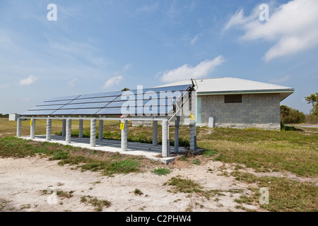 Gamme de panneaux solaires assurant l'alimentation pour les toilettes publiques dans le parc national des Everglades. Flamingo, en Floride. Banque D'Images