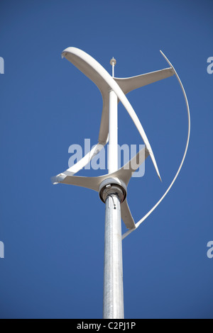 QR5 Révolution tranquille turbine éolienne à axe vertical en shopping precinct Worcestershire Evesham UK Banque D'Images