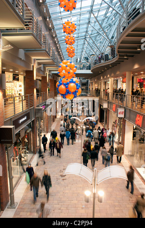 Shopping mâle en supermarché galerie Banque D'Images