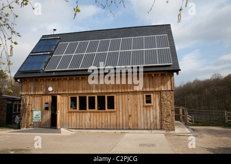 L'énergie solaire thermique et de panneaux photovoltaïques sur la toiture du bâtiment durable du bois de chêne de la forêt de Wyre Studio Ruskin Bewdley UK Banque D'Images