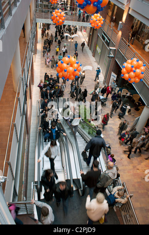 Dans l'Escalator supermarché galerie Banque D'Images