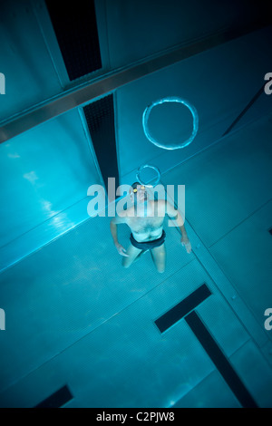 Un nageur bulle générant des joints toriques au niveau du fond d'une piscine. Anneau de Vortex, également appelée vortex toroïdal. Banque D'Images