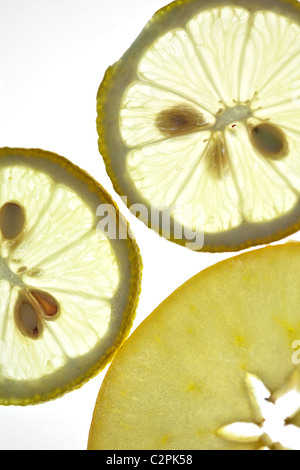 Tranches de citron et Apple isolated on white Banque D'Images