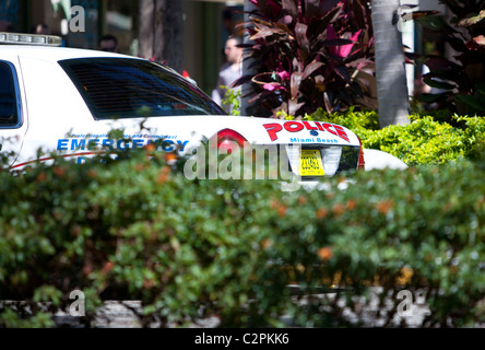 Une voiture de police garée dans la rue, South Beach, Miami, Floride, USA. Banque D'Images