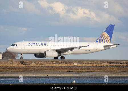 Airbus A320-200 d'United Airlines circulant à l'aéroport international Logan de Boston, représenté dans la livrée post-fusion avec la queue bleue et le logo globe Banque D'Images