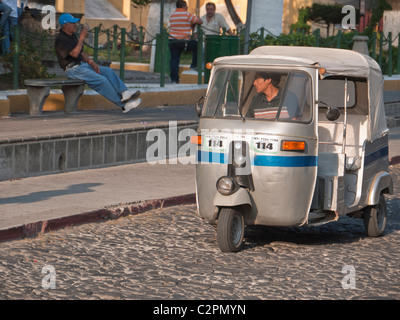 Un trois roues taxi cab connu au Guatemala et dans d'autres pays comme un tut tut durs dans une rue d'Antigua. Banque D'Images