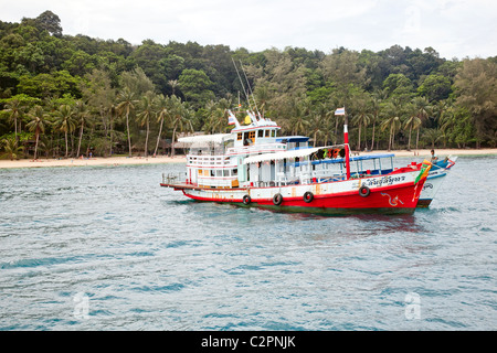 Vieux bateaux de pêche sur la plage tropicale de Koh Chang Thaïlande;;Asie Banque D'Images