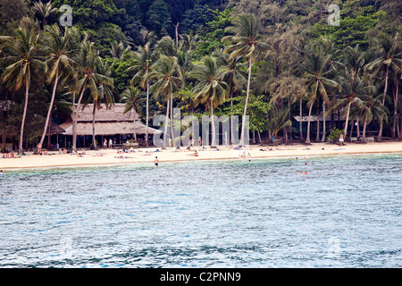 Baigneurs à une plage tropicale de Koh Chang Thaïlande;;Asie Banque D'Images