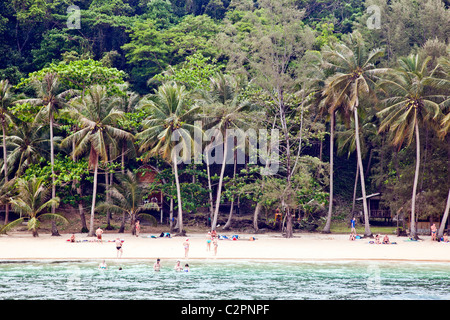 Une plage tropicale avec baigneurs et vaut bien les expéditeurs sur Koh Chang Thaïlande;;Asie Banque D'Images