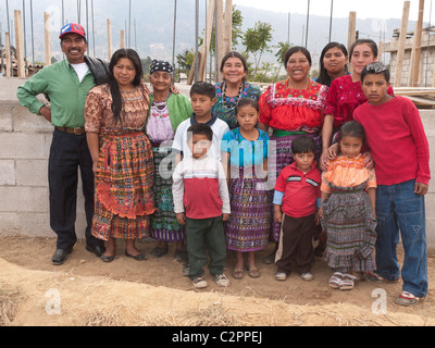 Treize membres de la famille pour qui une maison est construit par les bénévoles d'Habitat pour l'humanité, Village Global, Guatemala Banque D'Images