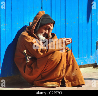 Un homme âgé à la mendicité au Maroc Banque D'Images