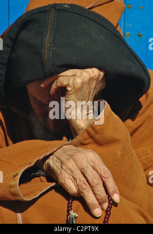 Un homme âgé à la mendicité au Maroc Banque D'Images