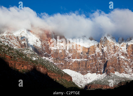 Nuages sur les falaises en grès rouge dans la région de Zion National Park Banque D'Images