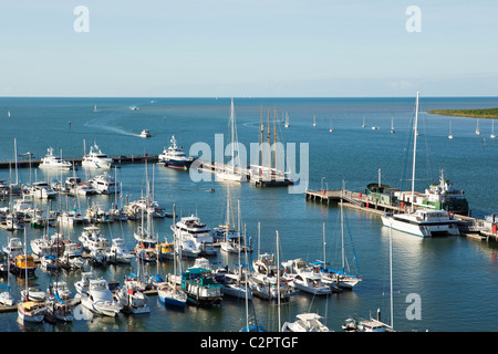 Vue de la Marlin Marina et Trinity Inlet. Cairns, Queensland, Australie Banque D'Images