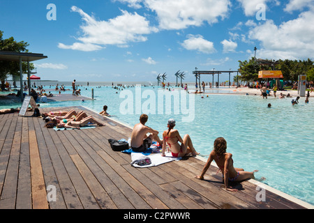 Les nageurs à l'Esplanade Lagoon. Cairns, Queensland, Australie Banque D'Images