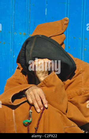 Un homme âgé à la mendicité au Maroc Banque D'Images