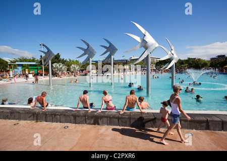 Les nageurs à l'Esplanade Lagoon. Cairns, Queensland, Australie Banque D'Images