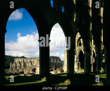 L'abbaye de Rievaulx. Vue depuis l'intérieur du presbytère à l'égard refrectory bloc. Banque D'Images