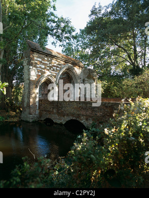 Waltham Abbey Gatehouse. Vue générale de la porterie et pont. Banque D'Images