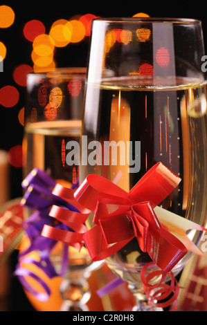 Deux wineglasses avec un champagne sur fond d'étincelles multicolores Banque D'Images