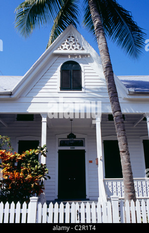 19e siècle histoire unique (clin) weatherboard house, peint en blanc, avec véranda et volets roulants, picket fence et palm Banque D'Images