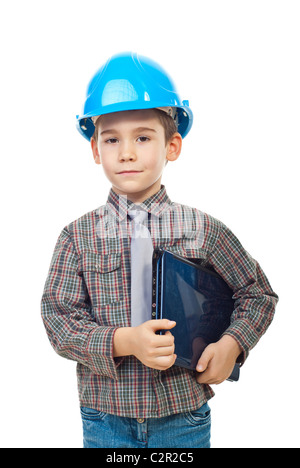 Architecte petit boy holding laptop casque bleu isolé sur fond blanc Banque D'Images