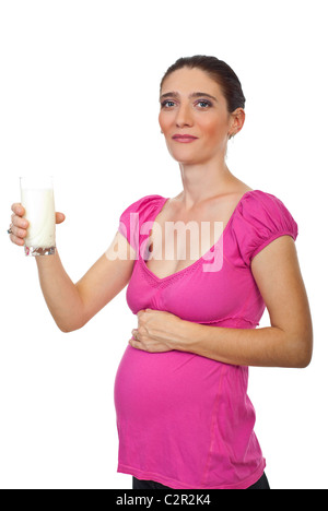 Smiling pregnant woman standing in profil semi et tenant un verre avec du lait isolé sur fond blanc Banque D'Images