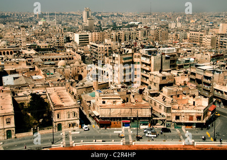 La Syrie vue depuis la Citadelle d'Alep grand fort médiéval un des plus anciens et des plus grands châteaux du monde Banque D'Images