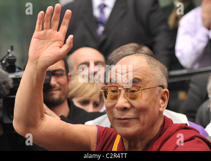 Sa Sainteté le dalaï-Lama reçoit un doctorat honorifique de l'Université métropolitaine de Londres au cours d'une cérémonie à l Banque D'Images