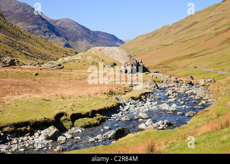 Dans Gatesgarthdale Beck Honister Pass vallée glaciaire avec roche moutonnée glaciaire rock formation dans le Parc National de Lake District. UK Banque D'Images