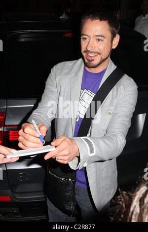 Robert Downey Jr, signe des autographes tout en laissant M. Chow restaurant après avoir dîner avec Jon Favreau pour célébrer le Banque D'Images