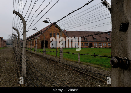 Barbelés - Clôtures électriques divisant différentes sections de camp de concentration d'Oswiecim -Auschwitz en Pologne Banque D'Images