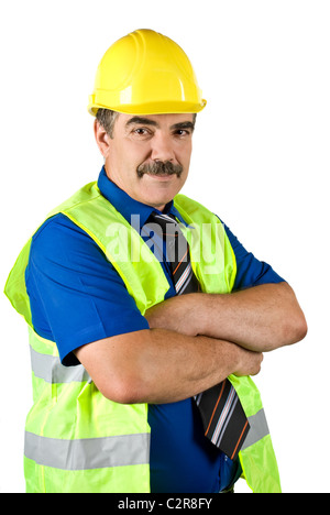 Construction Ingénieur portant un casque jaune et veste debout avec les mains croisées et smiling isolated on white Banque D'Images