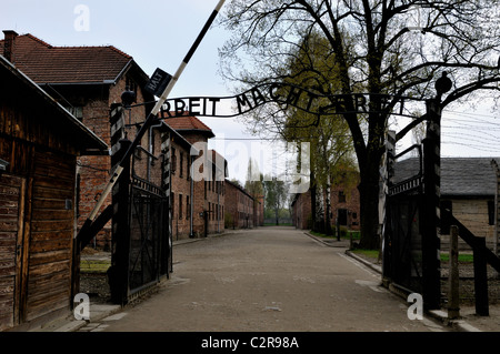 Porte principale -entrée du camp de concentration d'Auschwitz avec 'Arbeit macht frei' signe de fer -sens - travail vous fait gratuitement Banque D'Images